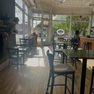 Beautiful coffee shop, plenty room