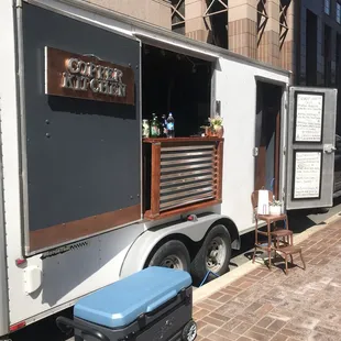 the outside of a food truck
