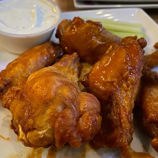 5 hot wings- Buffalo seasoning and a side of blue cheese dressing- thumbs up