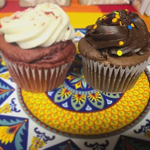 A red velvet and chocolate cupcake.