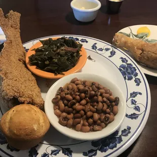 Whole catfish, crispy but salty coating. Blackeye peas were bland and green was too salty. Drumstick was fried perfectly but no seasoning.