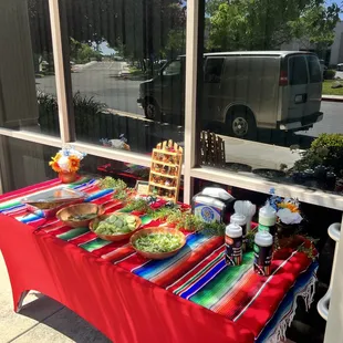 Our Lunch Hour Taco Sessions come with 2 meats, 2 sides, and all the sauces/toppings.