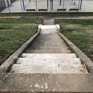 Other view of the stairs and pool