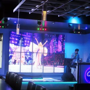 Nice stage, also equipped with smoke effects for those special, 'soul searching' songs ...