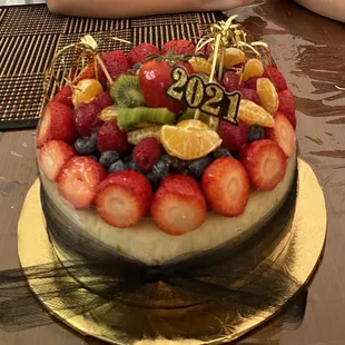 Cheesecake topped with fresh fruits