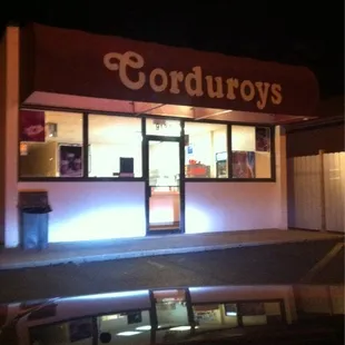 the outside of a restaurant at night