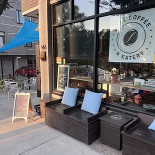 the outside of a coffee shop