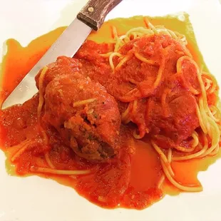 a plate of spaghetti and meatballs
