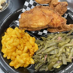 Fried Chicken White Meat with green beans &amp; Mac &apos;n cheese