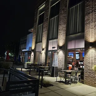 the outside of a restaurant at night