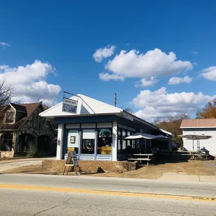 the outside of a small restaurant