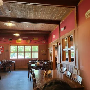 Nice old country Cafe. Great breakfast and lunch joint.