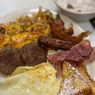 a plate of breakfast foods