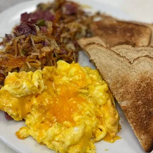 a plate of breakfast food
