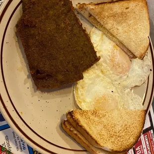 a plate of breakfast food