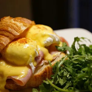 Classic Benedict
Croissant, ham, 2 poached eggs, house made hollandaise, paprika, roasted tomato, arugula