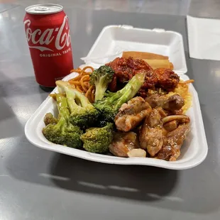 Comida con metal muy sucio y la china marrana ni siquiera me dolvio todo mi dinero