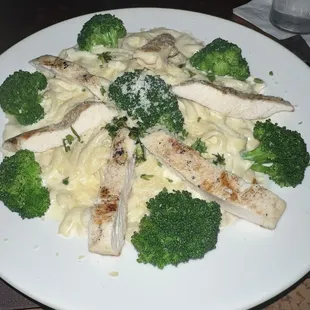Fettuccine with chicken and broccoli