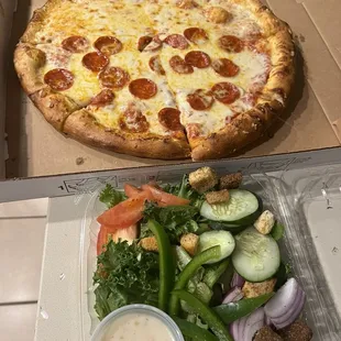 Full House Salad  pizza.  So delicious! Reasonably priced the salad was amazing and the Italian dressing was awesome.!  Thanks!  Wow!!