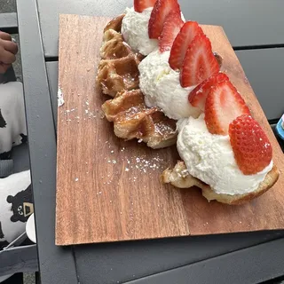 STRAWBERRY CROFFLE