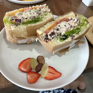 CRANBERRY CHICKEN SANDWICH