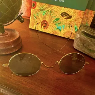 Look closely at the waiter glasses