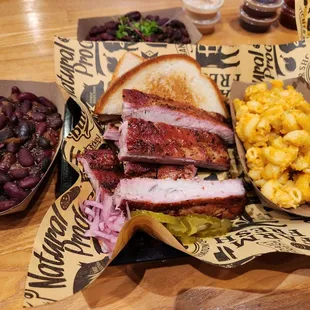 Delicious pork ribs with mac&amp;cheese and baked beans