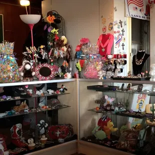 Buy a souvenir after dinner.