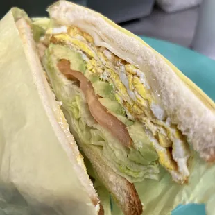 EGGS &amp; AVOCADO BREAKFAST SANDWHICH