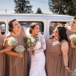 Gema with her bridesmaids.