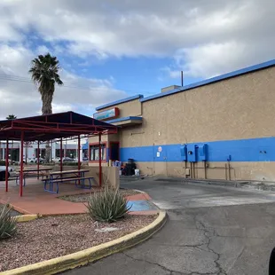 the outside of a restaurant