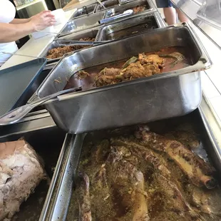 Pernil, chivo, chuletas, costillas, pollo guisado