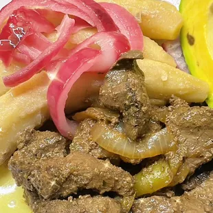 Guineos hervidos con hígado