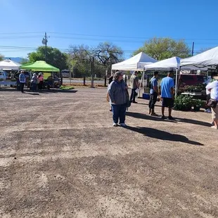 Spread out vendors &amp; rather small scale makes navigation easy. It got a lot more crowded later.
