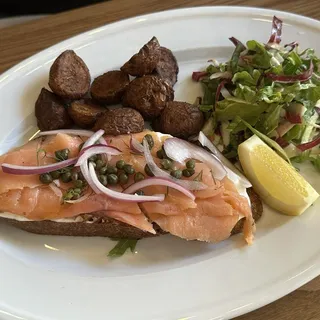 SMOKED SALMON TARTINE