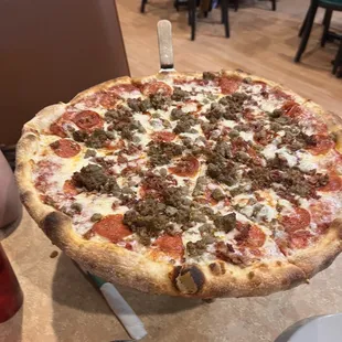 Meat Eaters Pizza 16 incher!