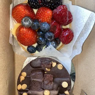 Fruit tartlette &amp; Peanut butter explosion