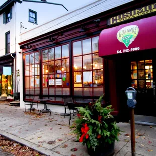 Attractive pizzeria at the top of the hill in Chestnut Hill