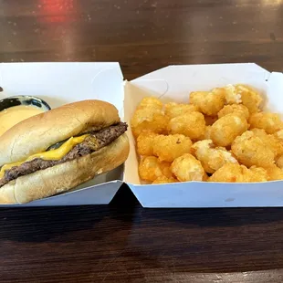 Single Cheeseburger with Tots and Sauce