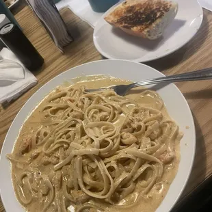Cajun shrimp Alfredo with garlic bread