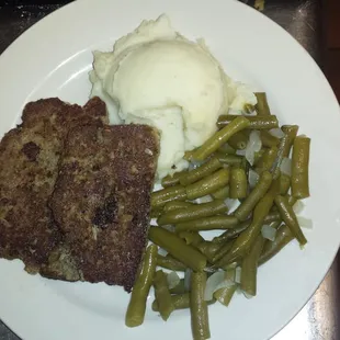 Meat loaf mashed potato and green beans