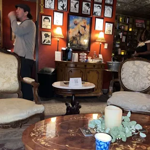 Lovely and cozy parlor where we await the show!