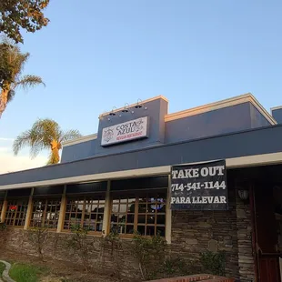 the outside of a restaurant