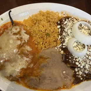 Chile relleno con enchiladas