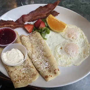 Special: Swedish pancakes with 2 eggs and bacon