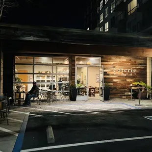 the outside of a restaurant at night