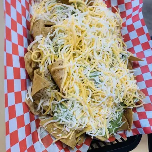 Delicious Chips with Guacamole &amp; cheese