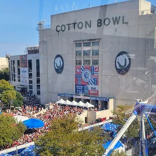 Red River Rivalry filling the stadium.