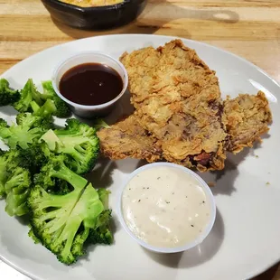 Fried Brisket with white gravy and broccoli