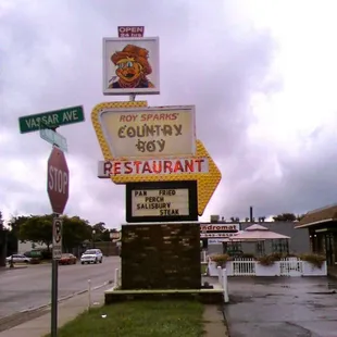 the sign for the restaurant